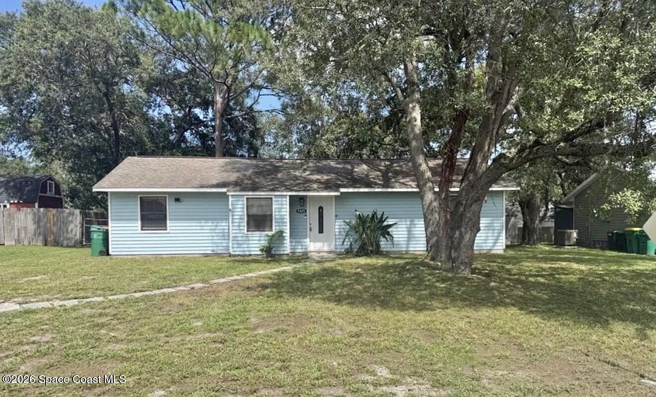 3 bed, 2.0 bath, 981 sqft, $1,725 — Photo 1