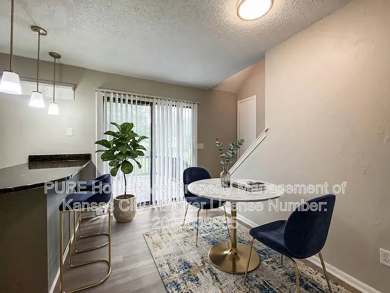 5 bed, 4.0 bath, 1987 sqft, $2,425 — Photo 3