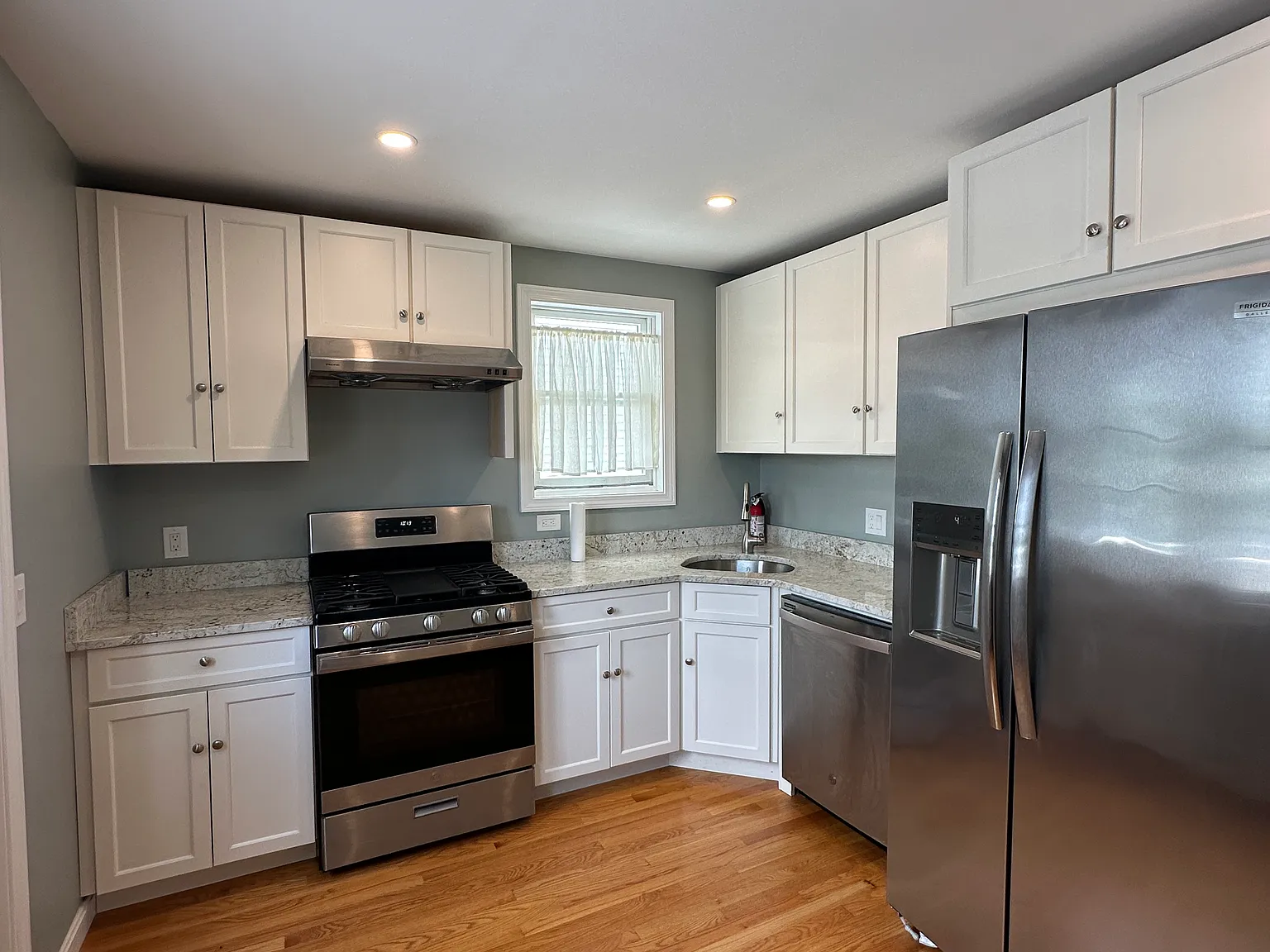 2 bed, 750 sqft, $2,400 — Photo 1