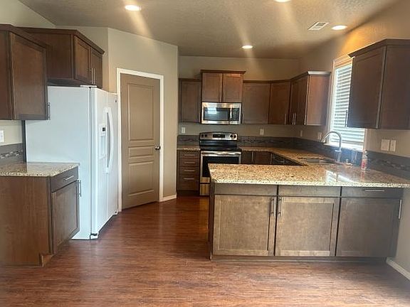 4th image of 913 S Eagles Ct