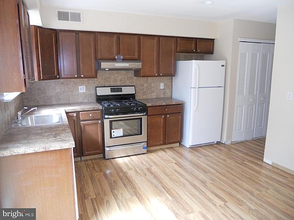 4th image of 3352 Wiehle St