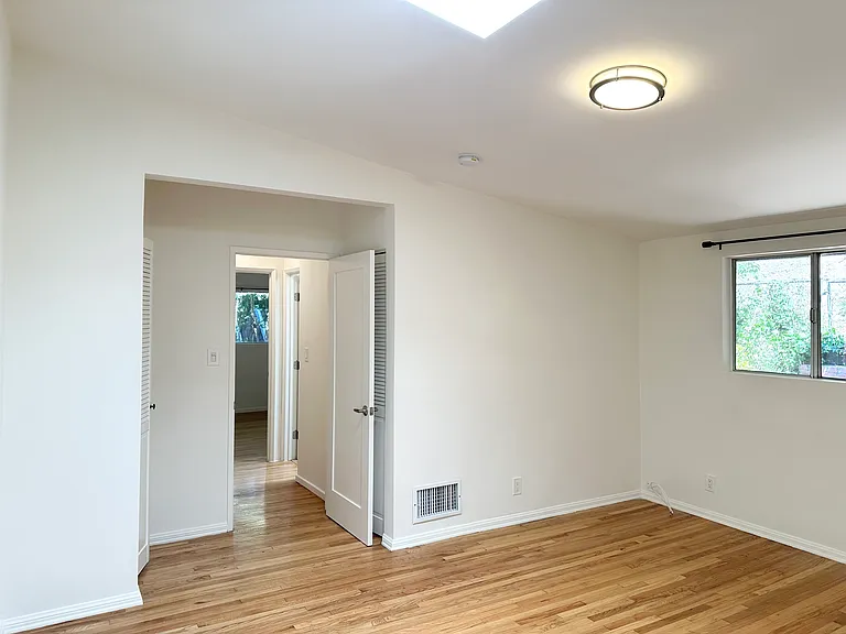 8640 Lookout Mountain Ave — Photo 18