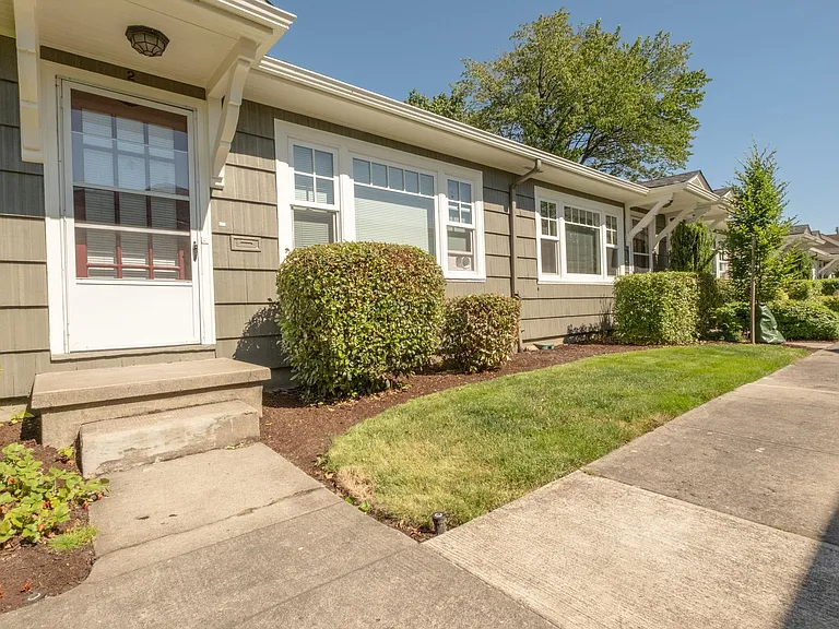 2310 NE Weidler St — Photo 14