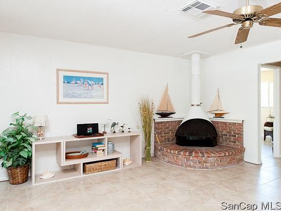 3rd image of 810 Elinor Way