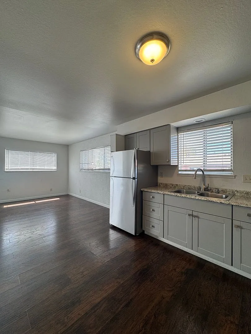 Locust Apartments — Photo 2