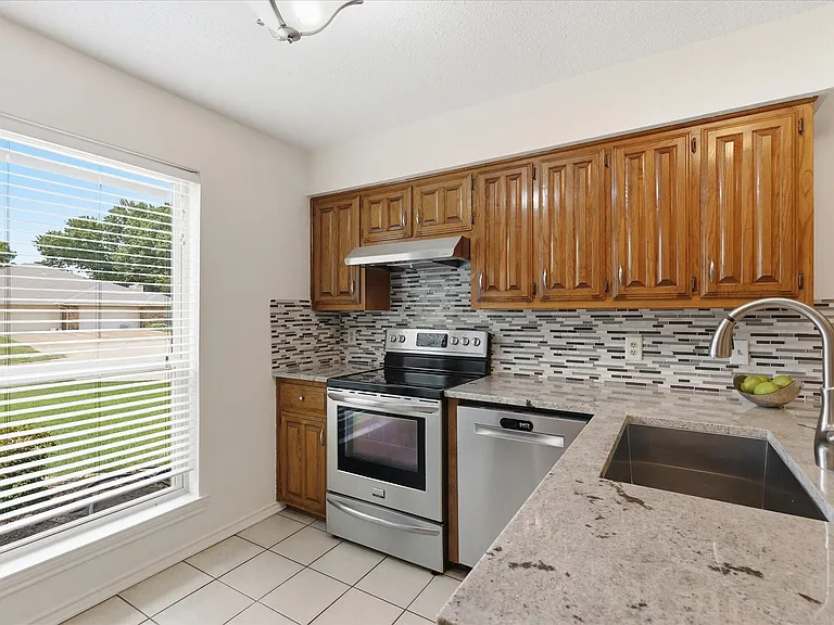 4203 Spring Meadow Ln — Photo 6