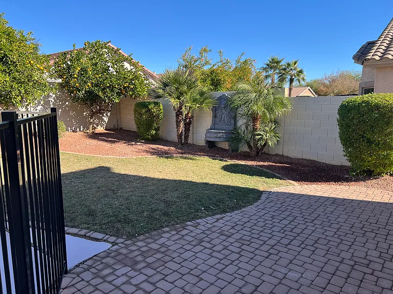 18606 W Sunnyslope Ln — Photo 10