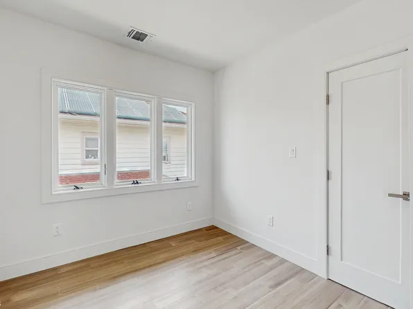 3912 Lyme Avenue image 13 of 23