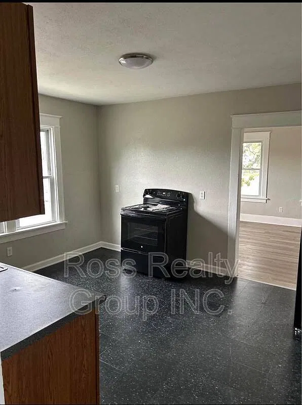 3 bed, 1.0 bath, 925 sqft, $875 — Photo 2