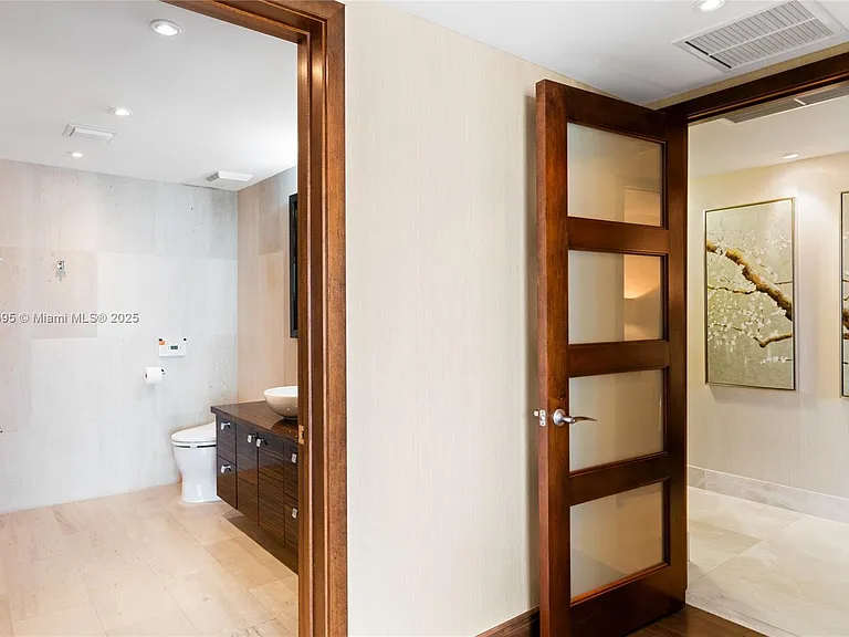 5875 Collins Ave #1902 — Photo 28