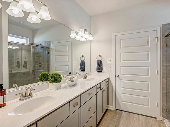 2nd image of 106 Antiquity Cir