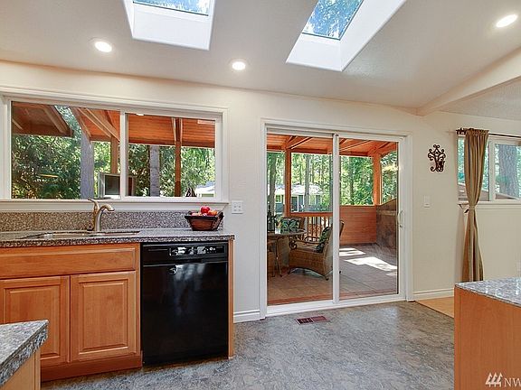 5th image of 702 216th Ave NE