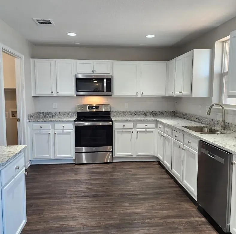 3 bed, 2.5 bath, 2420 sqft, $2,269 — Photo 3