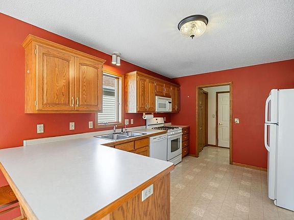 4th image of 909 Willow Grove Cir