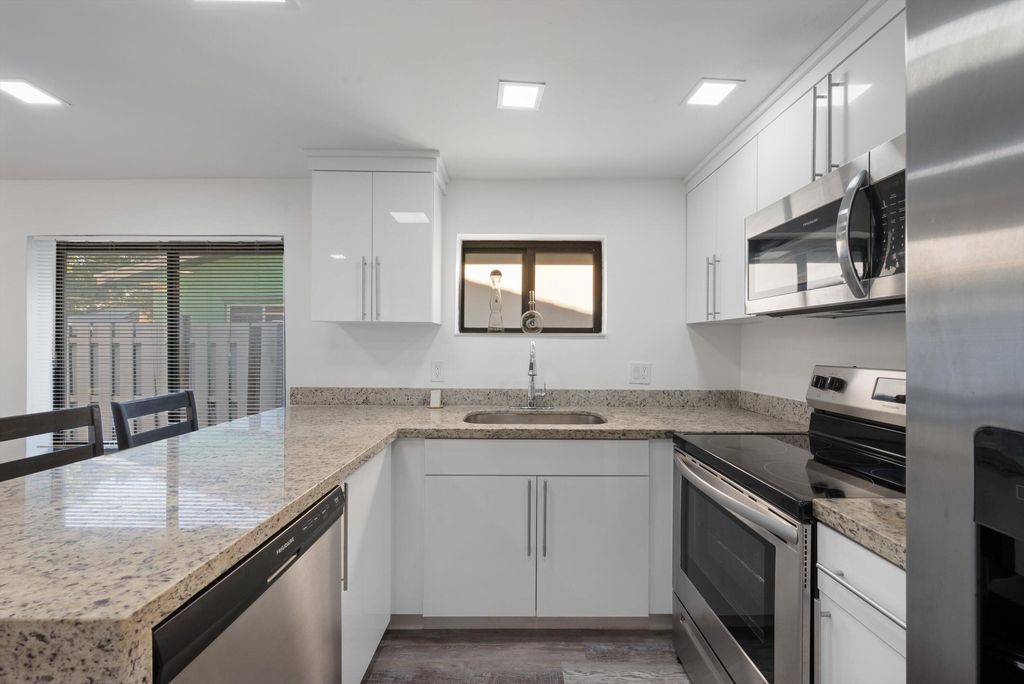 836 SW 13TH Court, photo 7