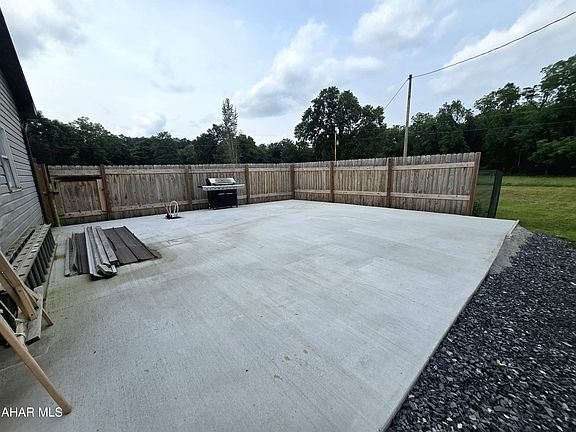 5th image of 137 Blue Hole Rd