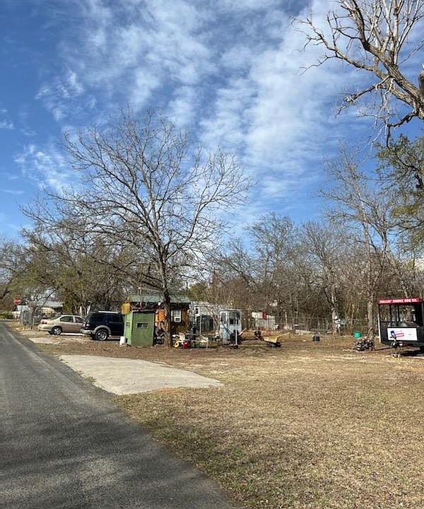 1st image of 501 Mockingbird St