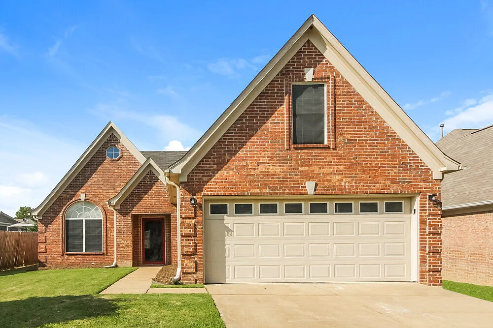 3 bed, 2.0 bath, 1830 sqft, $2,510 — Photo 1