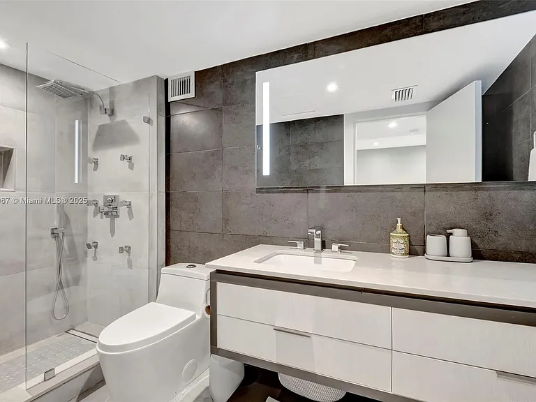 2301 Collins Ave #634 — Photo 20
