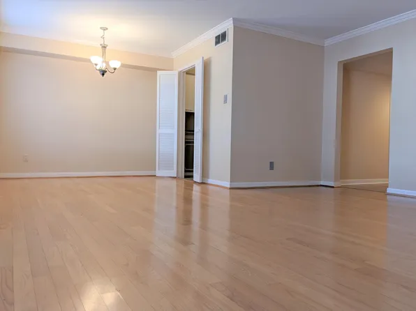 355 N Post Oak Ln APT 744, Houston, TX 77024