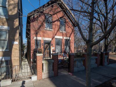 2318 W Lyndale St, Chicago, IL, 60647