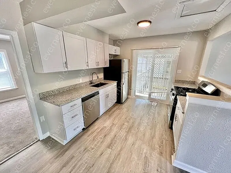 3 bed, 1.0 bath, 1077 sqft, $1,225 — Photo 2
