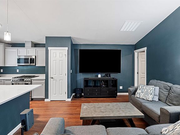 4th image of 439 Sunnyhill Road W