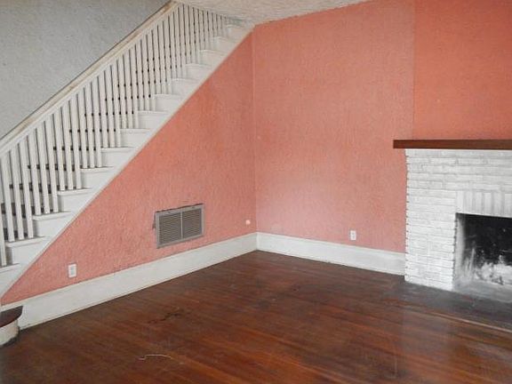 3rd image of 135 W Stetson St