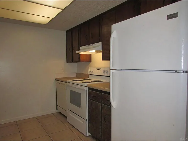 718 N Fairfield Dr — Photo 2