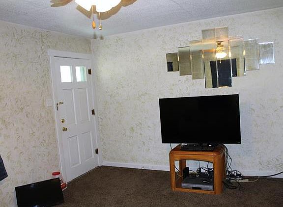 3rd image of 204 Whitelaw Ave