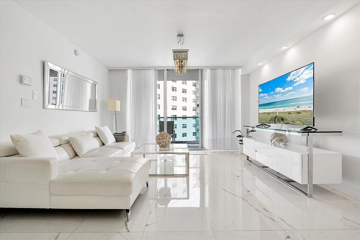 2 bed, 2.0 bath, 1097 sqft, $4,319 — Photo 4