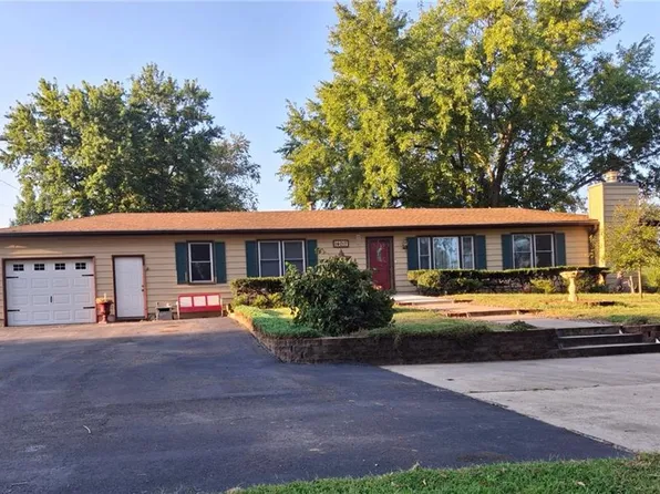 14017 Stillwell Rd, Bonner Springs, KS 66012