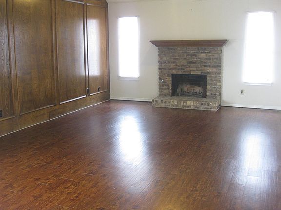 5th image of 1002 University Dr