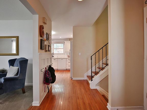 5th image of 2739 Yates Ave