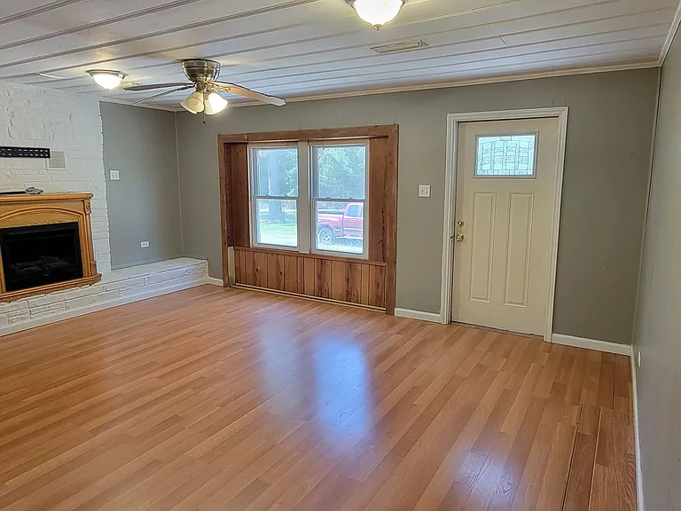 670 Arrowhead Ln — Photo 2