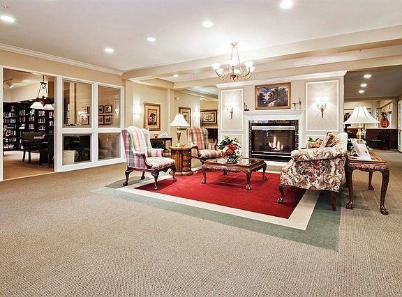 4th image of 605 Barrington Ave APT 206