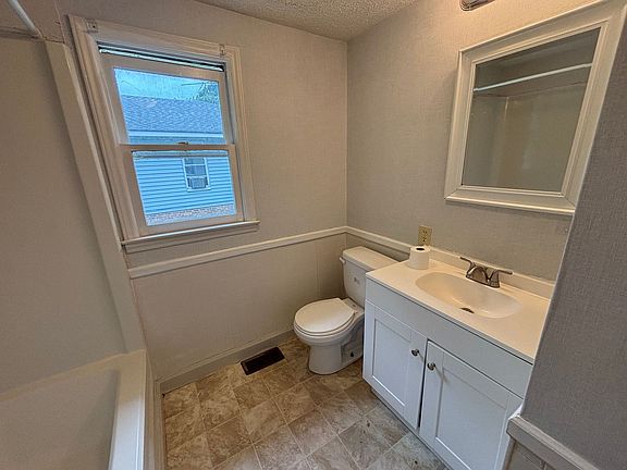 5th image of 907 Skyland St