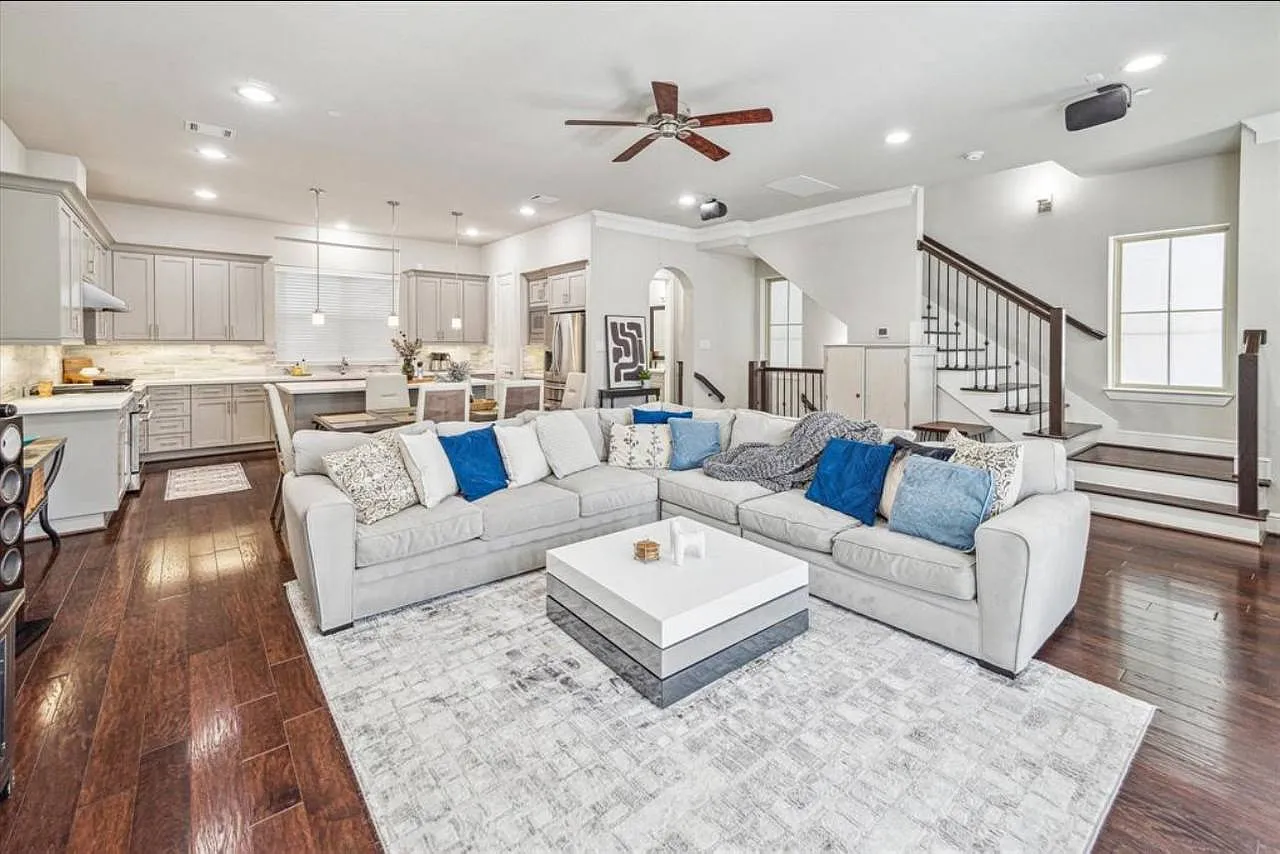 3 bed, 2694 sqft, $3,800 — Photo 1