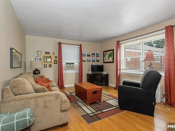 5th image of 484 Crestwood Ave APT 34