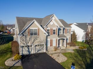 14 Crestview Dr, Clinton, NJ 08809