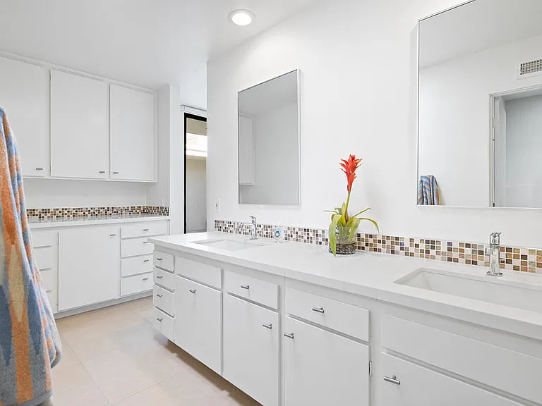 DUAL SINKS PRIMARY BEDROOM SUITE, WALK IN CLOSET
