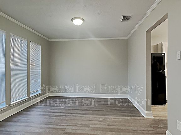 5th image of 3934 Vauxhall Dr S