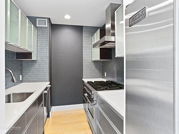 5th image of 1050 Jackson Ave APT 6B