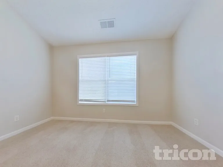 611 Hemlock Ct — Photo 6