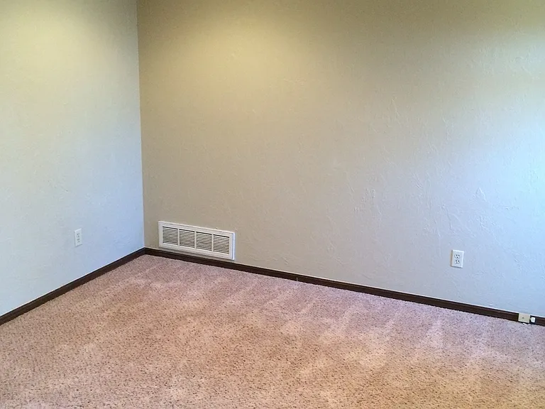 343 Woodcrest Dr — Photo 3