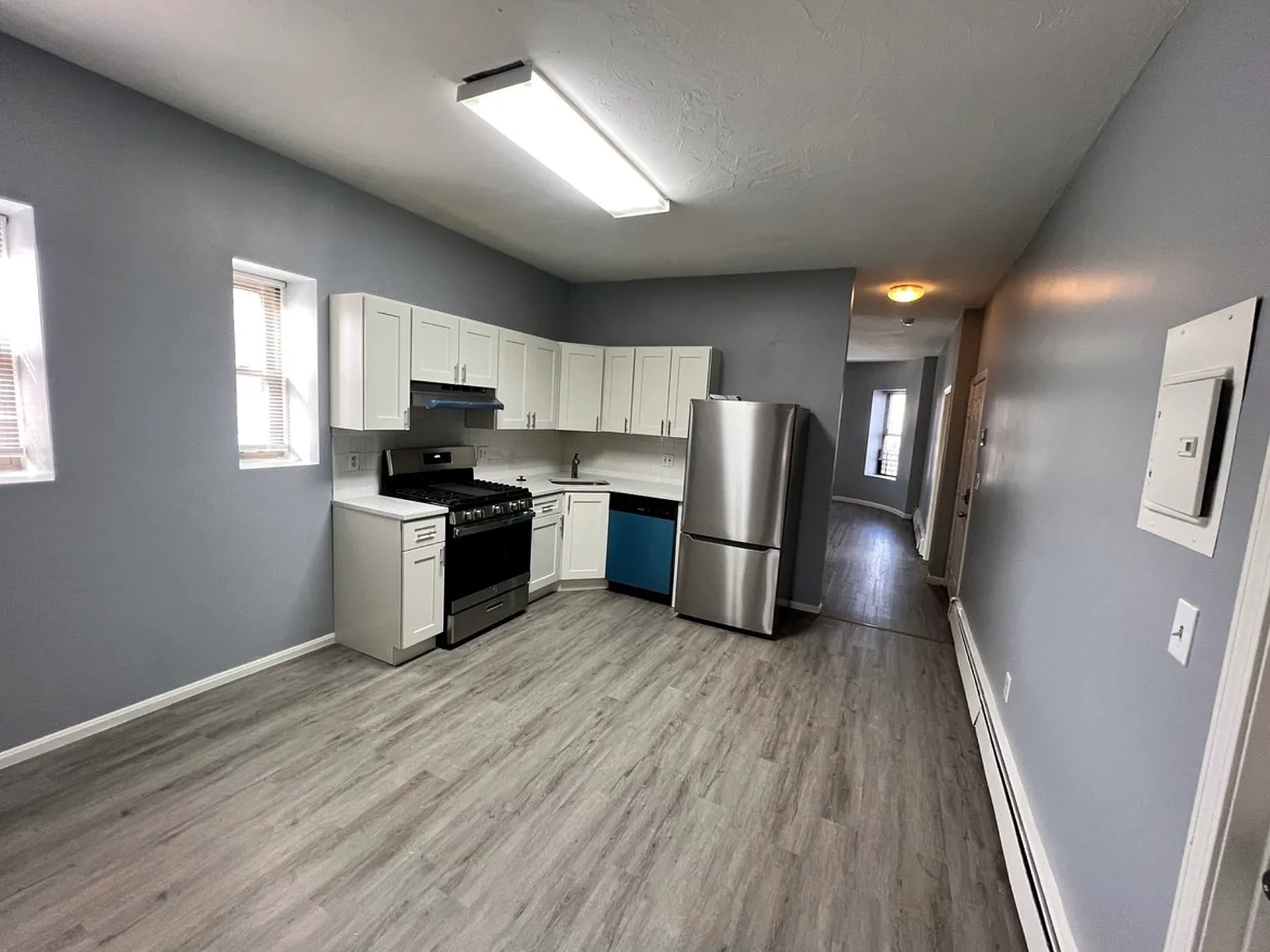 3 bed, 1.5 bath, 1200 sqft, $3,300 — Photo 3