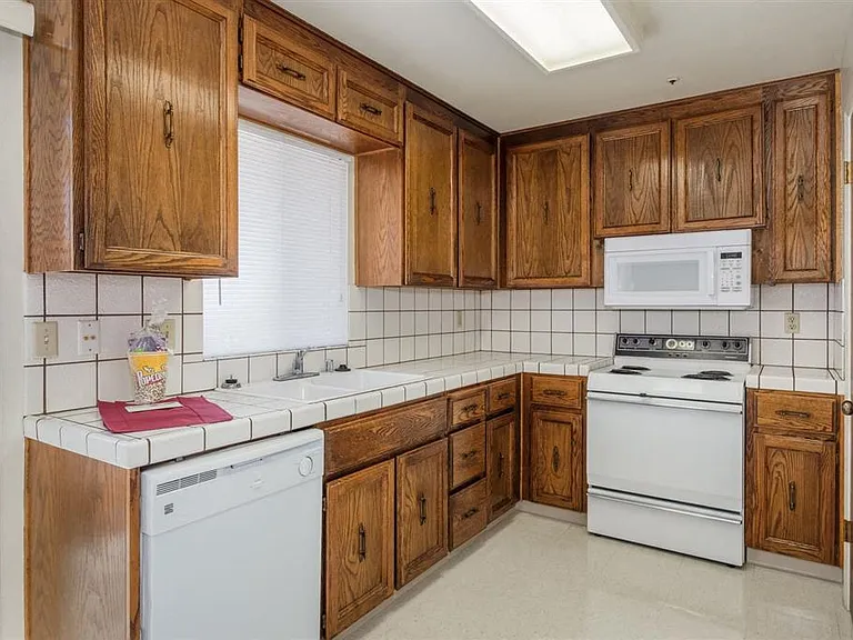 Scottsmen Too Apartments — Photo 26