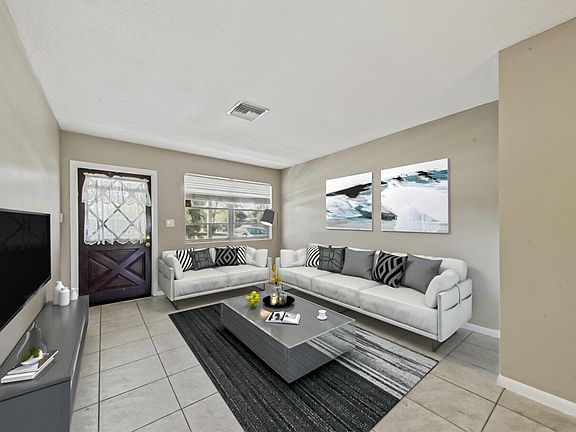 2nd image of 2462 Sherwood Forest Blvd