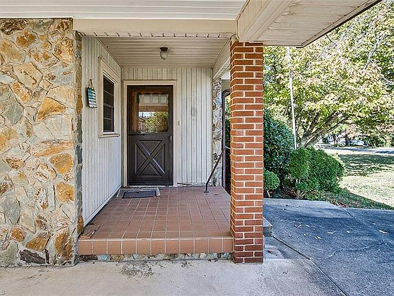 3rd image of 306 Hawthorne Dr