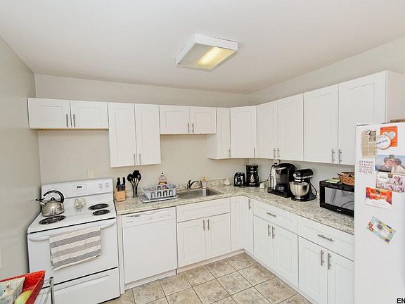 3rd image of 6 Red Oak Dr